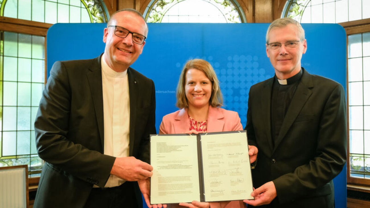 Feierliche Unterzeichnung der gemeinsamen Erklaerung zur Einfuehrung des Faches „Christliche Religion nach evangelischen und katholischen Grundsaetzen“ am 05.09.2025 im Gaestehaus der Staatskanzlei in Hannover.
Bischof Thomas Adomeit (Ev.-luth. Kirche in Oldenburg), Kultusministerin Julia Willie Hamburg und Bischof Heiner Wilmer (Bistum Hildesheim), nach der Unterzeichnung der gemeinsamen Erklaerung.

Foto: Jens Schulze
