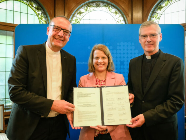 Feierliche Unterzeichnung der gemeinsamen Erklaerung zur Einfuehrung des Faches „Christliche Religion nach evangelischen und katholischen Grundsaetzen“ am 05.09.2025 im Gaestehaus der Staatskanzlei in Hannover.
Bischof Thomas Adomeit (Ev.-luth. Kirche in Oldenburg), Kultusministerin Julia Willie Hamburg und Bischof Heiner Wilmer (Bistum Hildesheim), nach der Unterzeichnung der gemeinsamen Erklaerung.
Foto: Jens Schulze